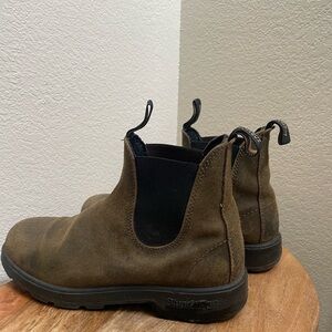 Blundstone olive green suede Chelsea Boots. Great condition